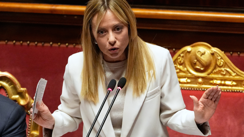 Μελόνι: Η ΕΕ θα πρέπει να αναστείλει τους δημοσιονομικούς κανόνες, αν επιμείνει η κρίση στη Μ. Ανατολή