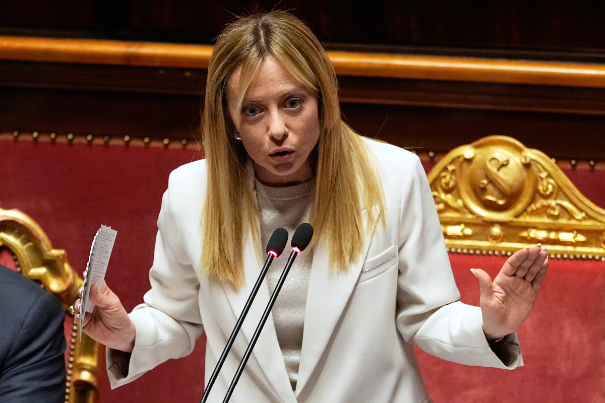 Μελόνι: Η ΕΕ θα πρέπει να αναστείλει τους δημοσιονομικούς κανόνες, αν επιμείνει η κρίση στη Μ. Ανατολή