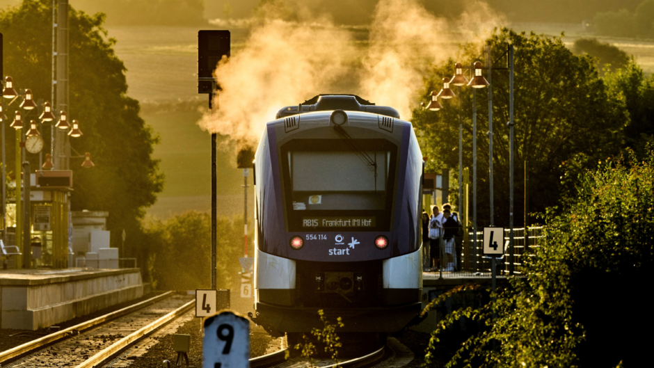 Σχολικό τράκαρε με τρένο- Συνελήφθη για κακούργημα η οδηγός