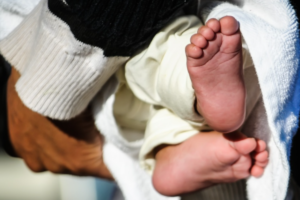 Σύλληψη δύο ατόμων για ψευδή δήλωση πατρότητας και διατάραξη οικογενειακής τάξης