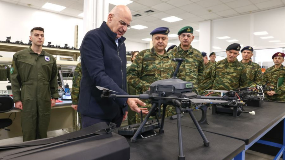 Στο εργοστάσιο των ελληνικών drone ο Νίκος Δένδιας