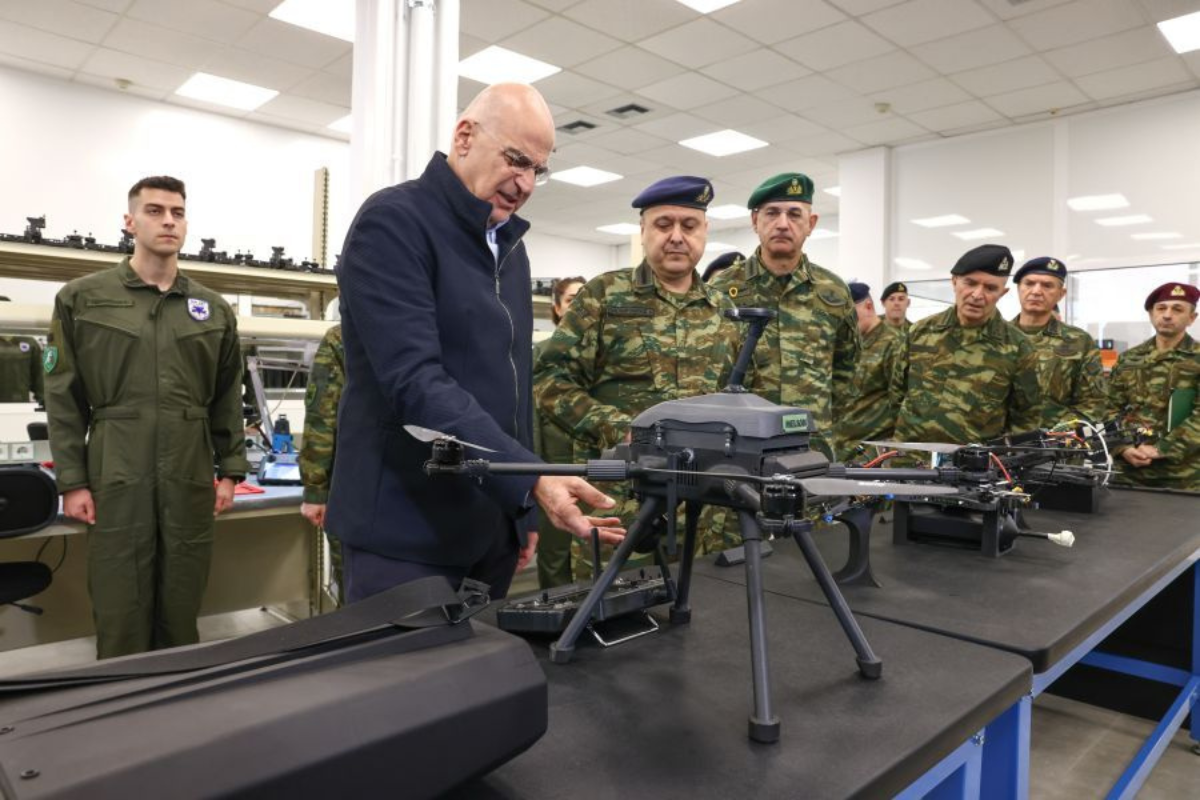 Στο εργοστάσιο των ελληνικών drone ο Νίκος Δένδιας