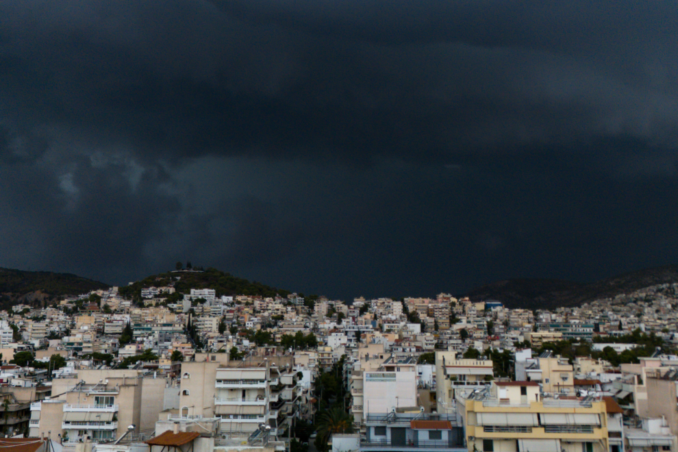 Κακοκαιρία σε όλη τη χώρα με βροχές, καταιγίδες και τοπικές χαλαζοπτώσεις