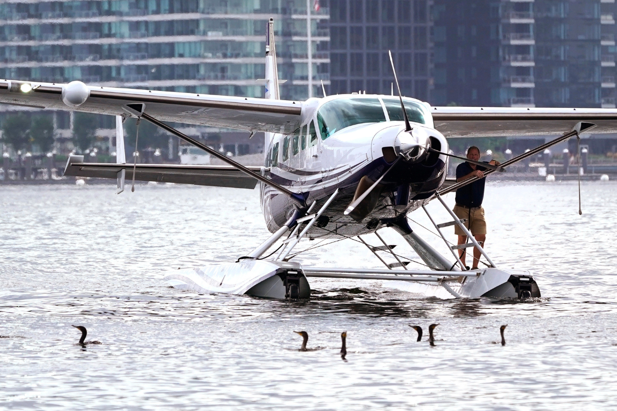 ΗΠΑ: Υδροπλάνο προσγειώθηκε στον δρόμο