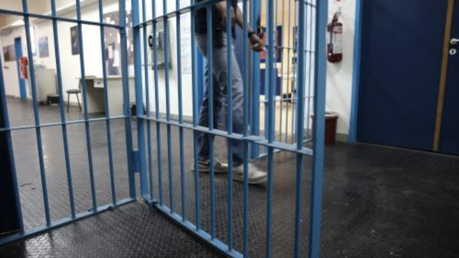 Στη φυλακή ο διανομέας που πετούσε πέτρες κατά πολιτών σε Κηφισιά και Νέα Ερυθραία