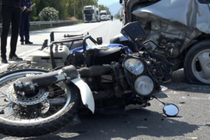 Νεκρός οδηγός μηχανής στη Λέσβο έπειτα από πρόσκρουση σε απορριμματοφόρο