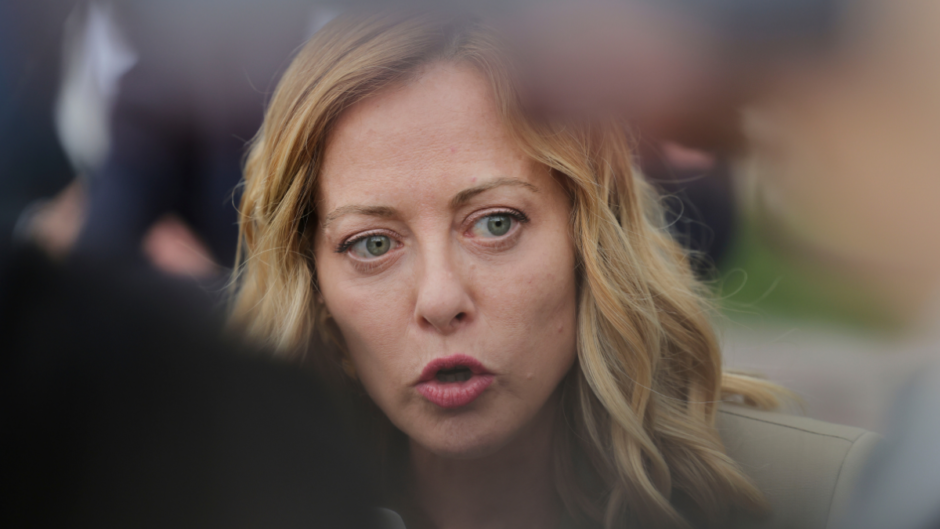 Mέρος του ιταλικού Τύπου δημοσιεύει «σέλφι» της Τζόρτζια Μελόνι με φερόμενο συνεργό της ναπολιτάνικης μαφίας