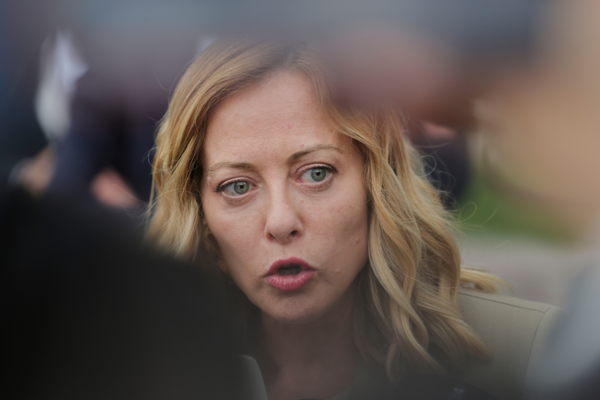 Mέρος του ιταλικού Τύπου δημοσιεύει «σέλφι» της Τζόρτζια Μελόνι με φερόμενο συνεργό της ναπολιτάνικης μαφίας