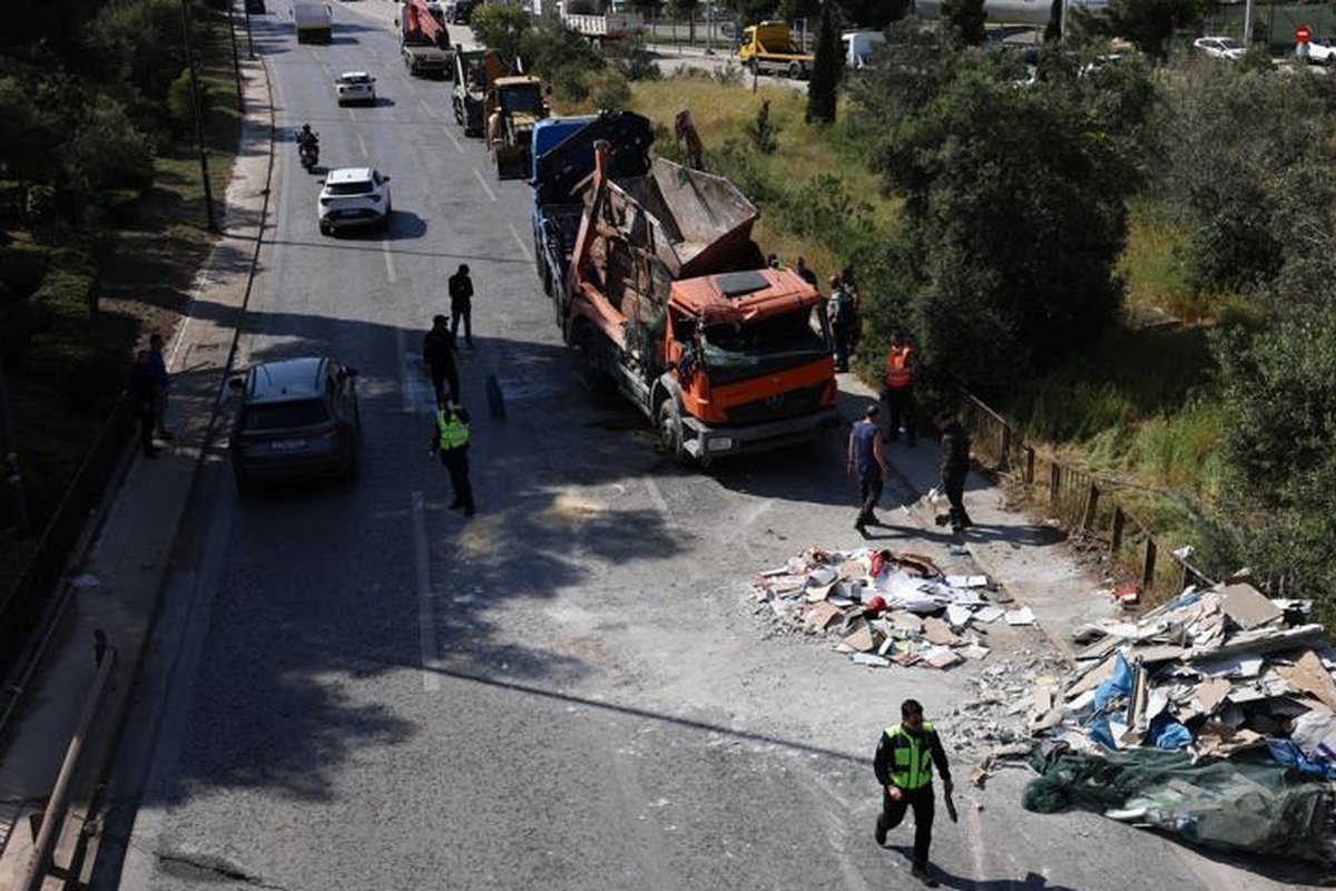 Ανατροπή φορτηγού στη λεωφόρο Βουλιαγμένης- Απεγκλωβισμός και ουρές χιλιομέτρων