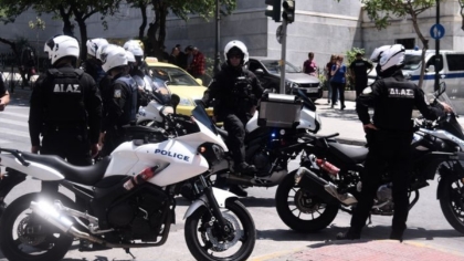 Θεσσαλονίκη: Ξέθαψαν 100.000 ευρώ από κήπο ηλικιωμένης με το «κόλπο» του λογιστή