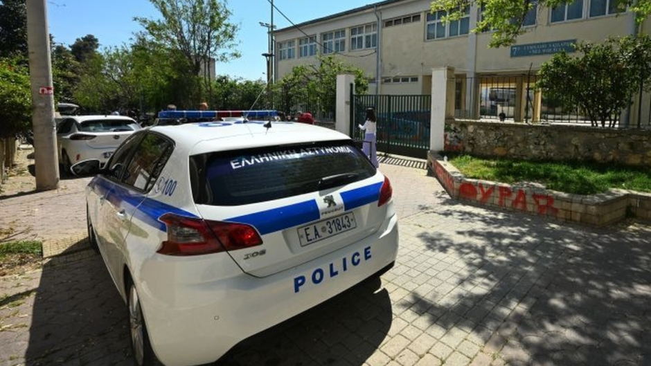 Πτώση 13χρονης σε σχολείο- Δίνει μάχη ζωής