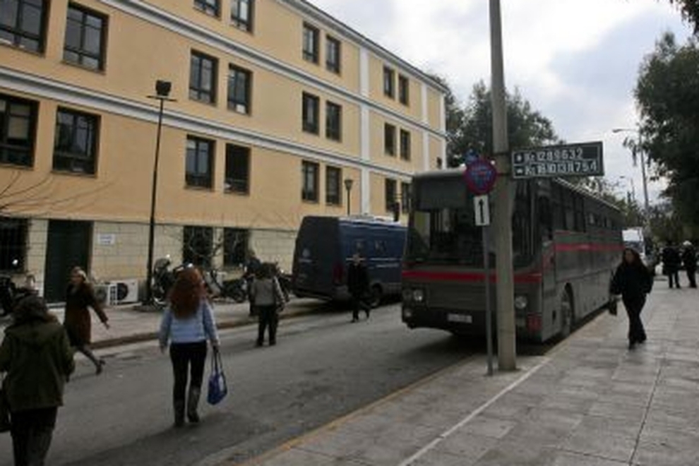 Τρία κακουργήματα και σειρά πλημμελημάτων περιλαμβάνονται στην δίωξη κατά του 89χρονου