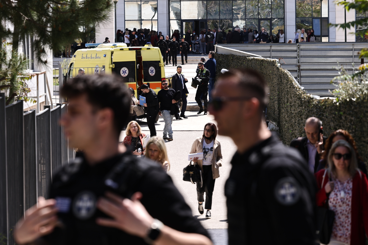 Επιθέσεις ενόπλου υπερήλικα – Πέντε τραυματίες σε ΕΦΚΑ και Πρωτοδικείο