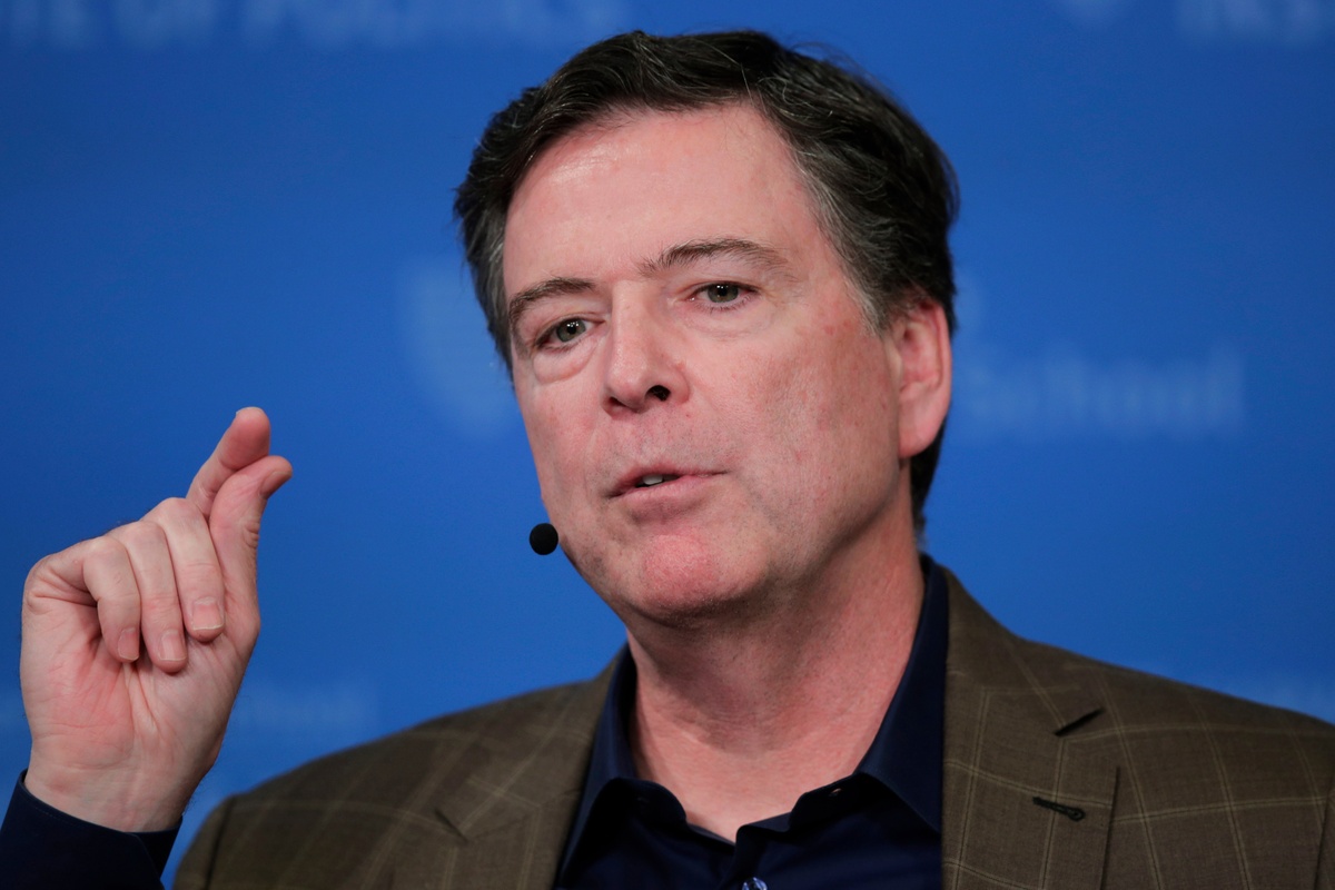 Ο πρώην διευθυντής του FBI Τζέιμς Κόμι αντιμέτωπος με την κατηγορία πως απείλησε τη ζωή του Ντ. Τραμπ