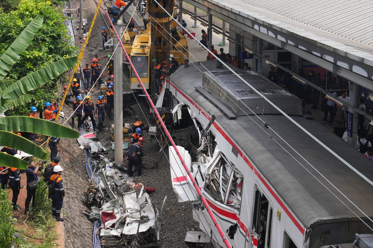 Πολύνεκρη τραγωδία στην Ινδονησία μετά από σύγκρουση τρένων