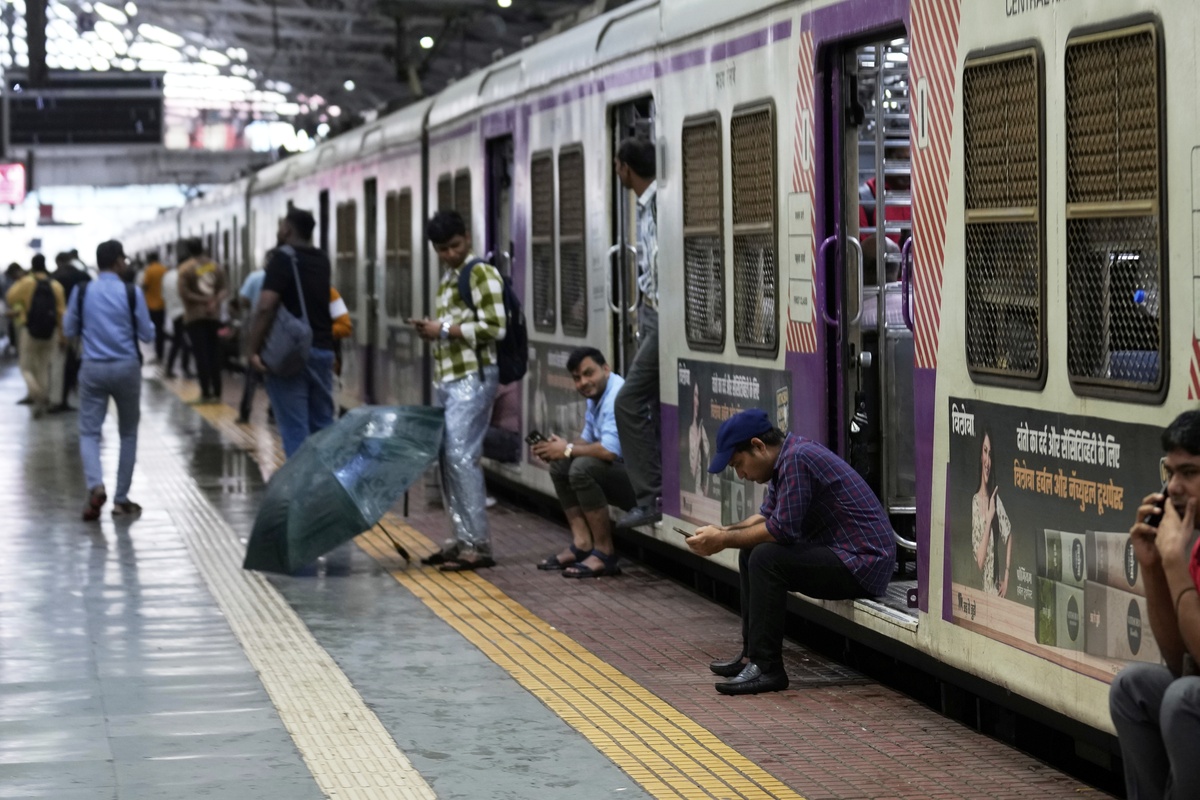 Μπαγκλαντές- Σώθηκαν σαν από θαύμα: Πατέρας έγινε “ασπίδα” για το μωρό του, που έπεσε στις ράγες