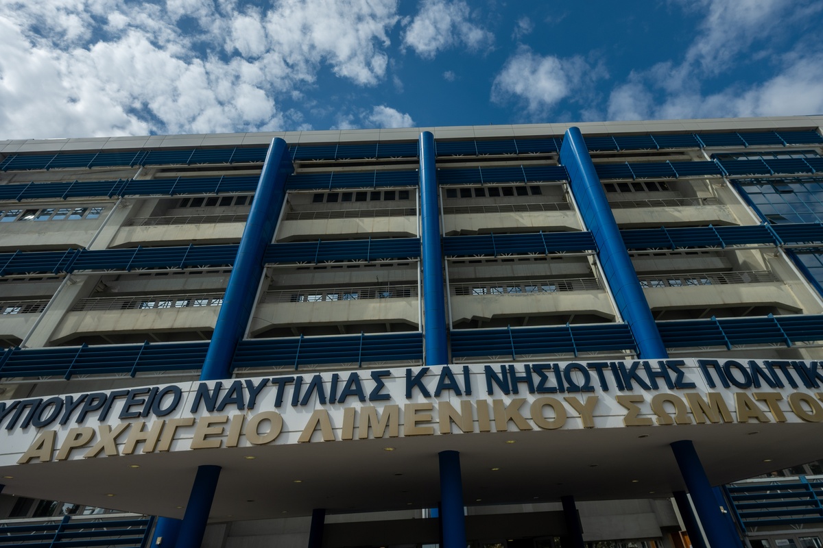 Διάψευση από το ΥΝΑΝΠ για το “Epaminondas” – Παραμένει η ένταση στο Στενό του Ορμούζ