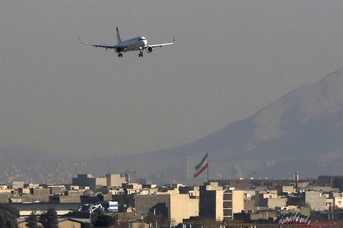 Ιράν: Ανοίγουν ξανά τα μεγαλύτερα αεροδρόμια της Τεχεράνης