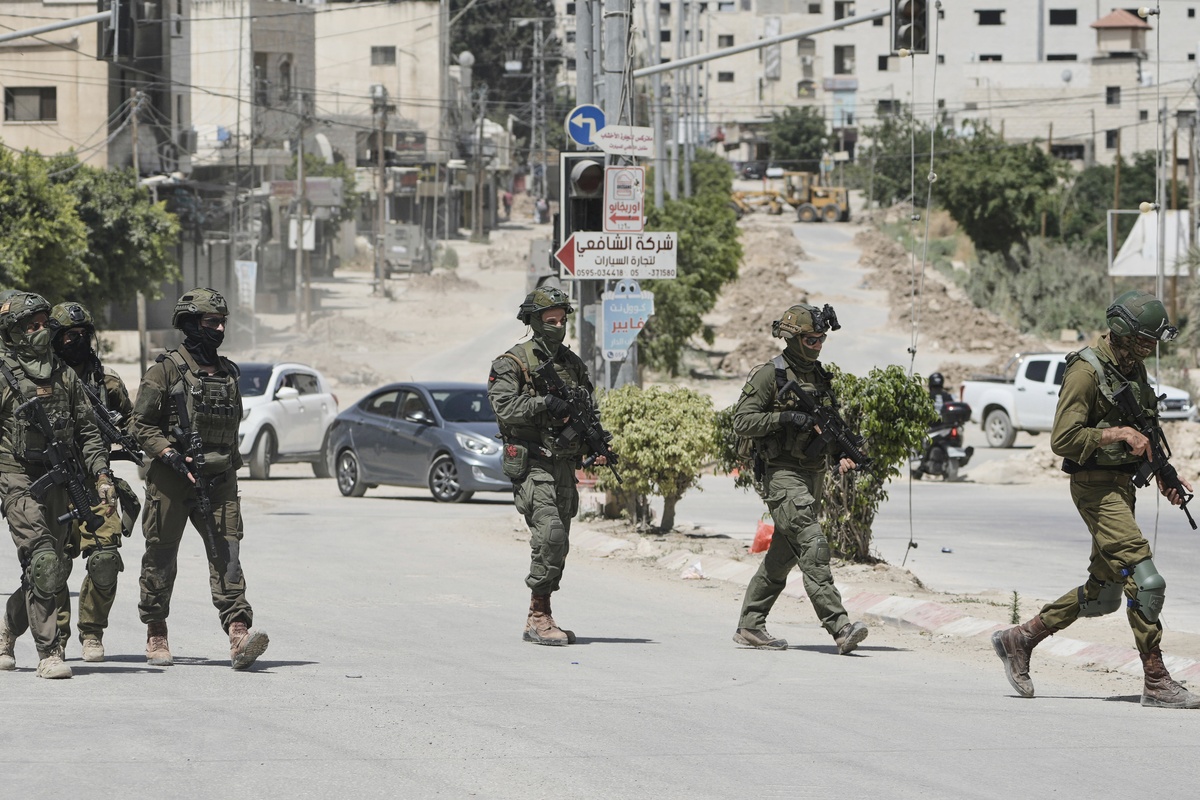 Το Ισραήλ οχυρώνεται στο νότιο Λίβανο, προειδοποιεί τους κατοίκους να μείνουν μακριά