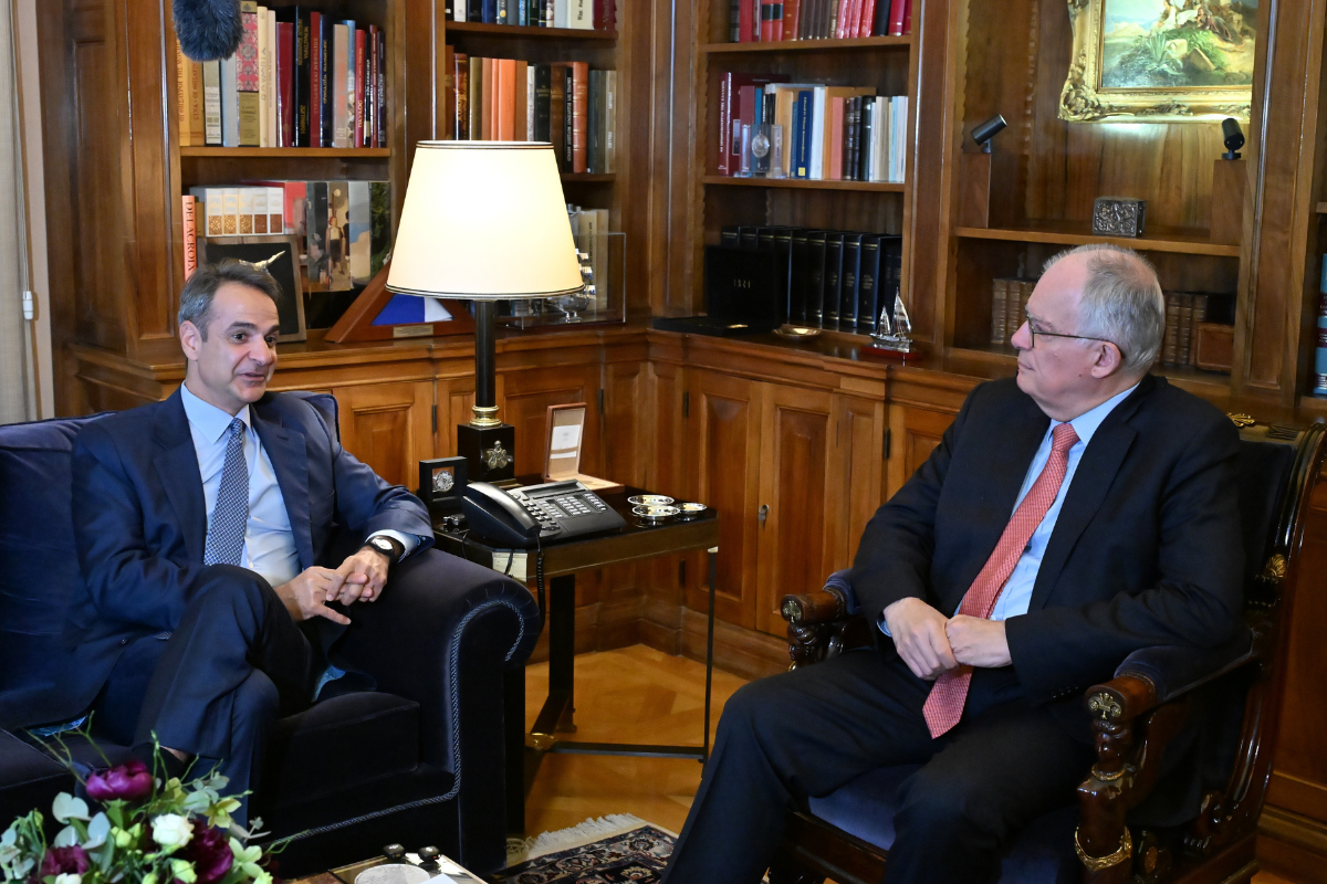 Στο Προεδρικό μέγαρο ο Πρωθυπουργός – Ενημέρωση μετά τις υπογραφές με Μακρόν