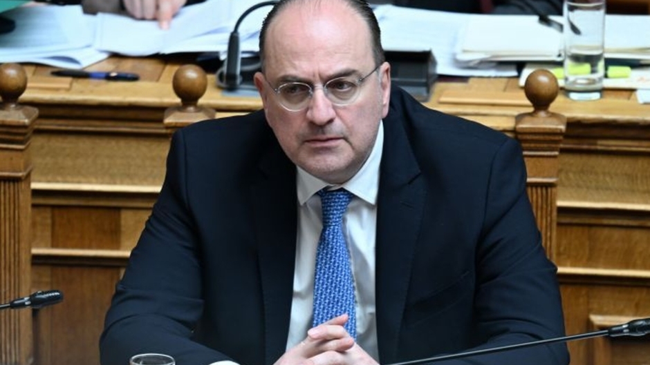 Θύελλα με το πτυχίο του Μακ. Λαζαρίδη- Τον στηρίζει η κυβέρνηση