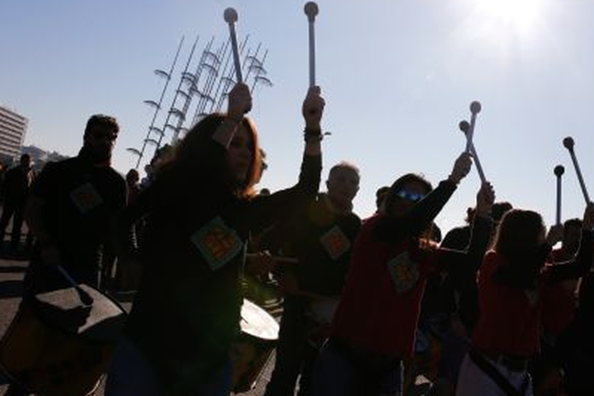 Πρόστιμο 300 ευρώ σε μουσικούς του δρόμου- Πληρώνουν τη μικροφωνική στον Λευκό Πύργο