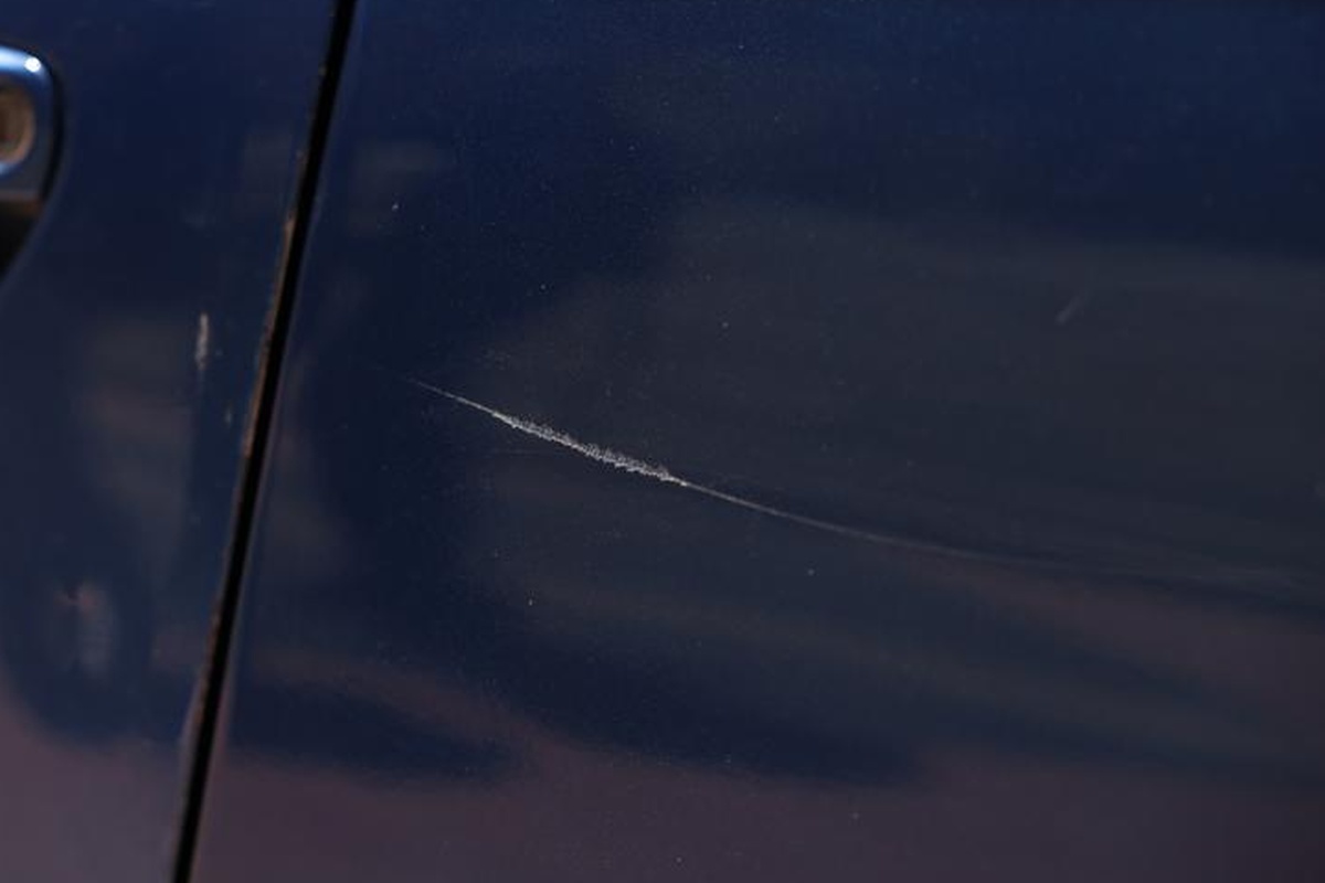 Αλλοδαπός σε κατάσταση αμόκ έσπασε με ρόπαλο 30 αυτοκίνητα