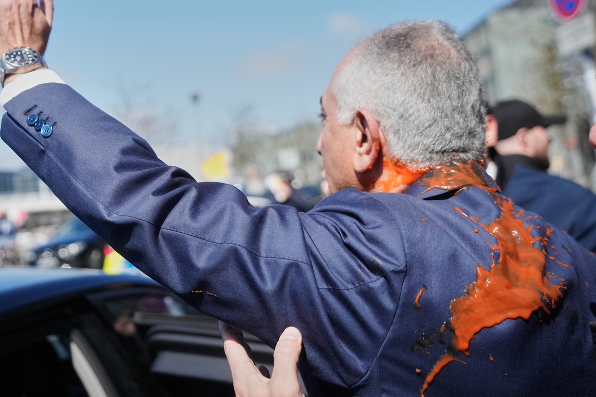 Ο Παχλαβί επικρίνει τη γερμανική κυβέρνηση, επειδή αρνήθηκε να τον συναντήσει και ζήτησε η Ευρώπη “να σταματήσει τον κατευνασμό της Τεχεράνης”