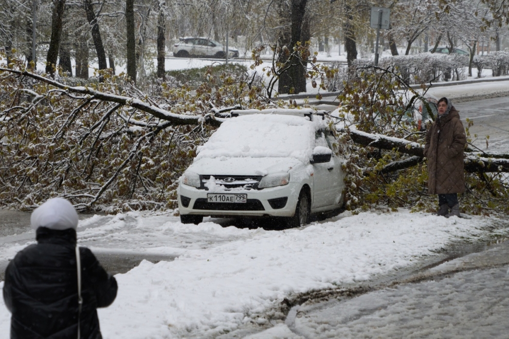 Aνοιξιάτικη χιονοθύελλα στη Μόσχα- Ακυρώθηκαν πτήσεις και ξεριζώθηκαν δένδρα