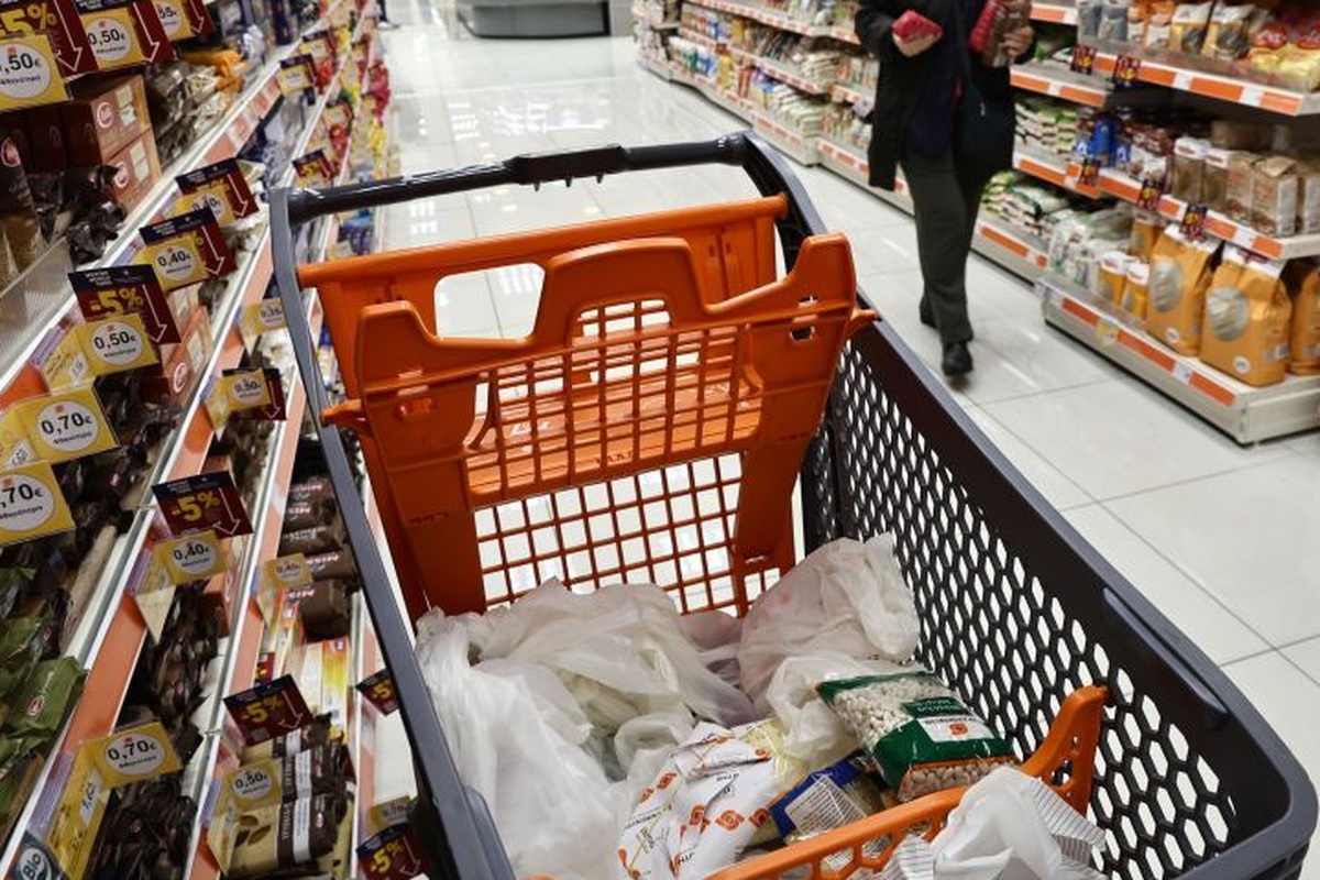 Ψωνίζουν  με λίστα- «Τα απολύτως απαραίτητα στο τέλος του μήνα»