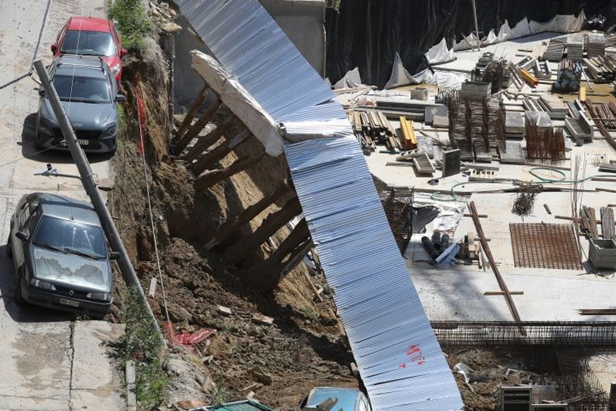 Καθίζηση εδάφους στην Θεσσαλονίκη- Αυτοκίνητο έπεσε στο κενό