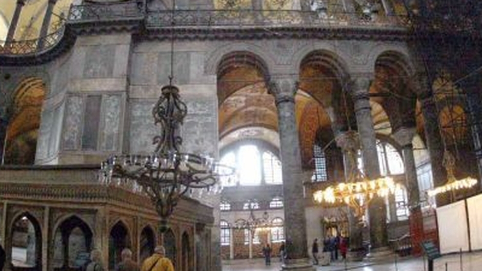 Προφυλακισμένοι οι δυο Έλληνες που άνοιξαν ελληνική σημαία στην Αγία Σοφία