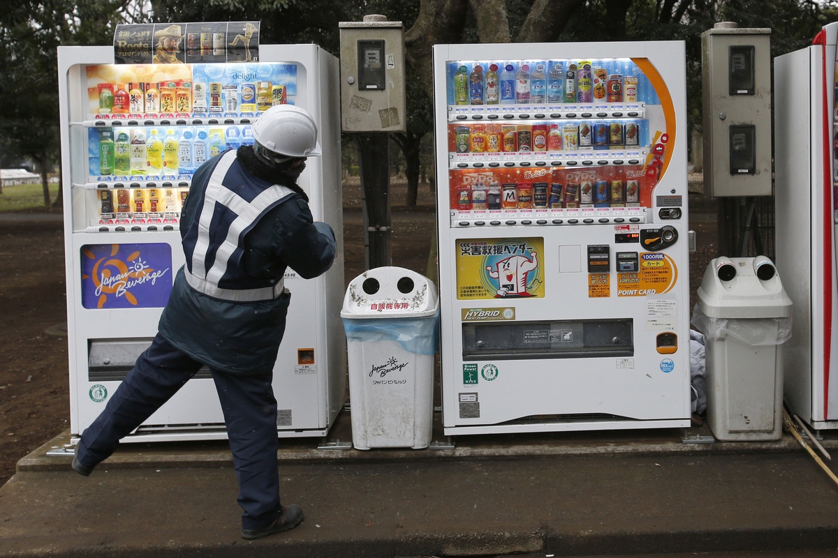 Κινδυνεύει με φυλάκιση επειδή έγλειψε καλαμάκι και το ξαναέβαλε σε μηχάνημα αυτόματης πώλησης