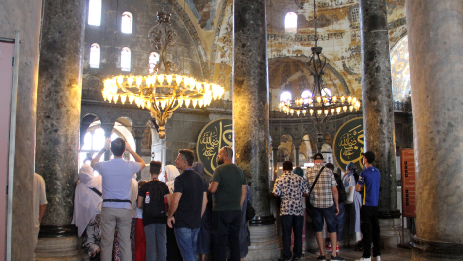 Άνοιξαν ελληνική σημαία στην Αγία Σοφία και συνελήφθησαν