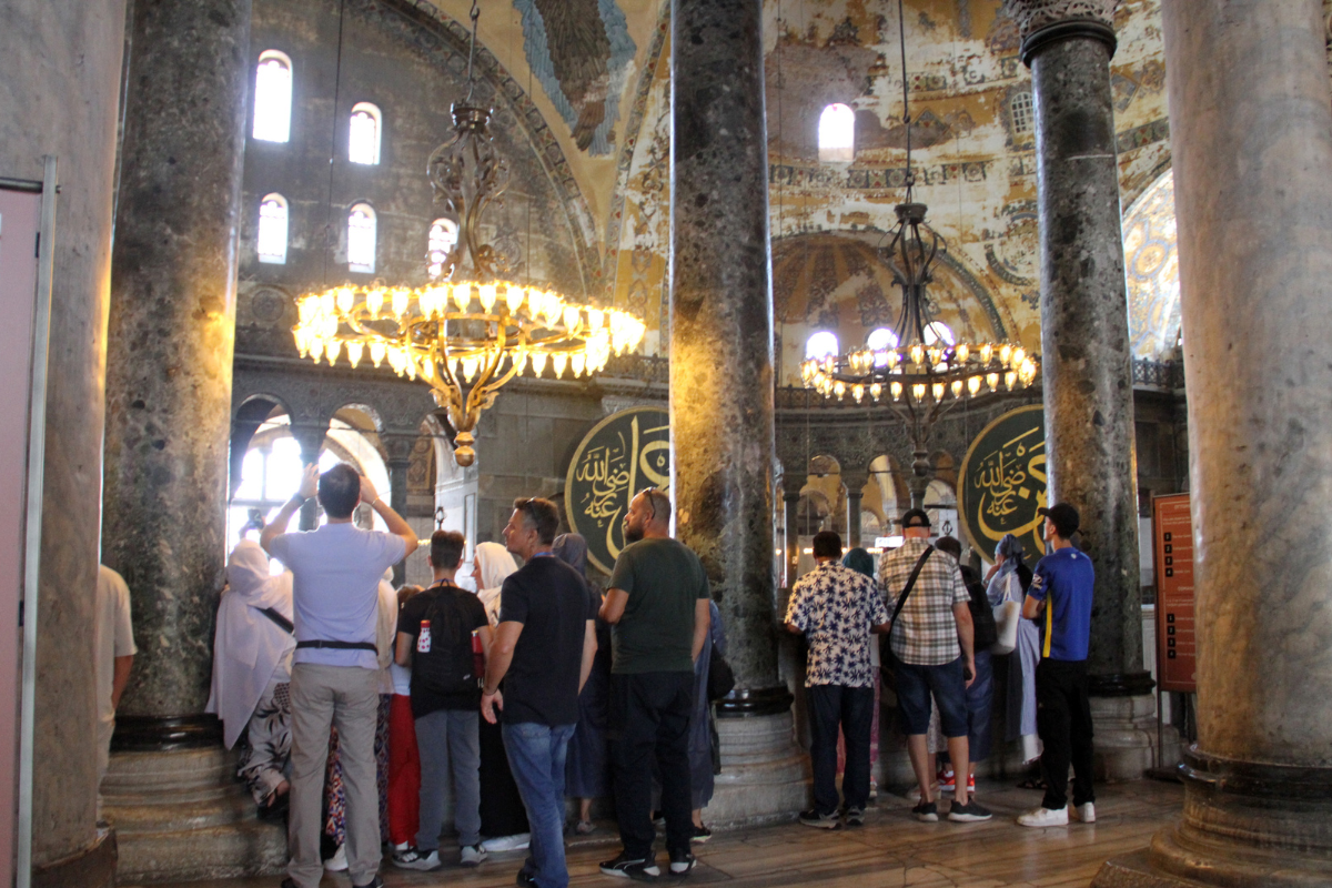 Άνοιξαν ελληνική σημαία στην Αγία Σοφία και συνελήφθησαν