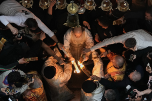 Η αφή του Αγίου Φωτός στον Πανάγιο Τάφο – Φως ελπίδας και Ανάστασης