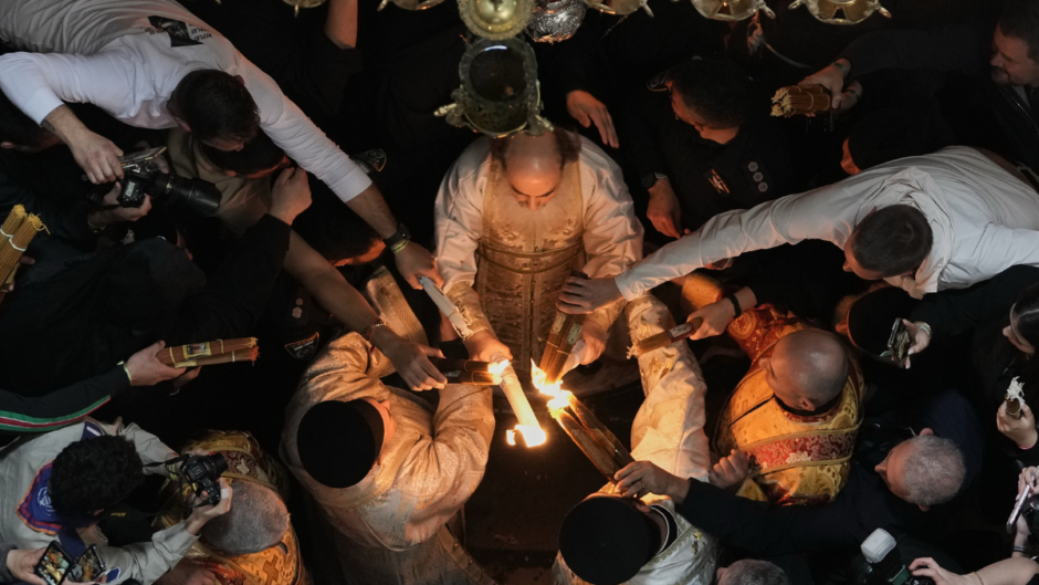 Η αφή του Αγίου Φωτός στον Πανάγιο Τάφο – Φως ελπίδας και Ανάστασης