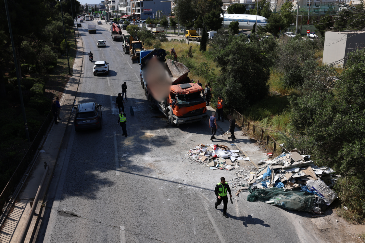 Ανατροπή φορτηγού στη Λ. Βουλιαγμένης- Τραυματισμένος απεγκλωβίστηκε ο οδηγός