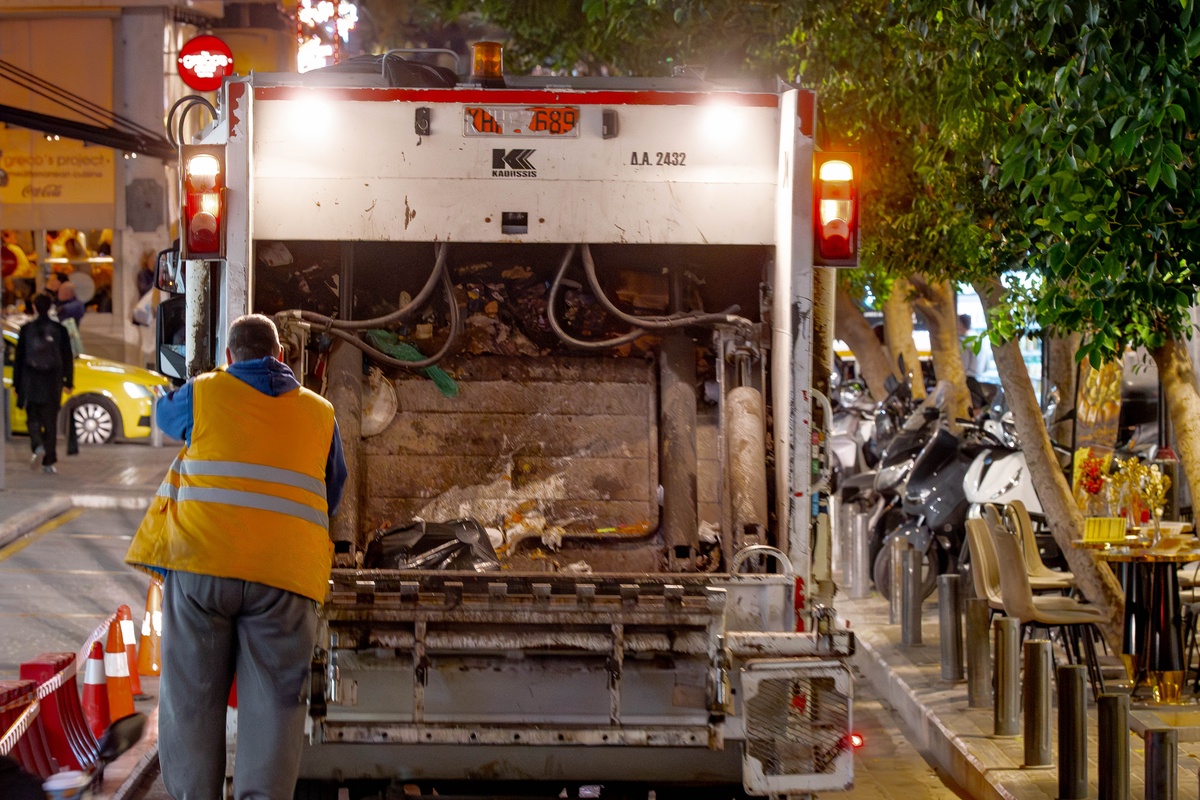 Άστεγος κοιμόταν σε κάδο σκουπιδιών