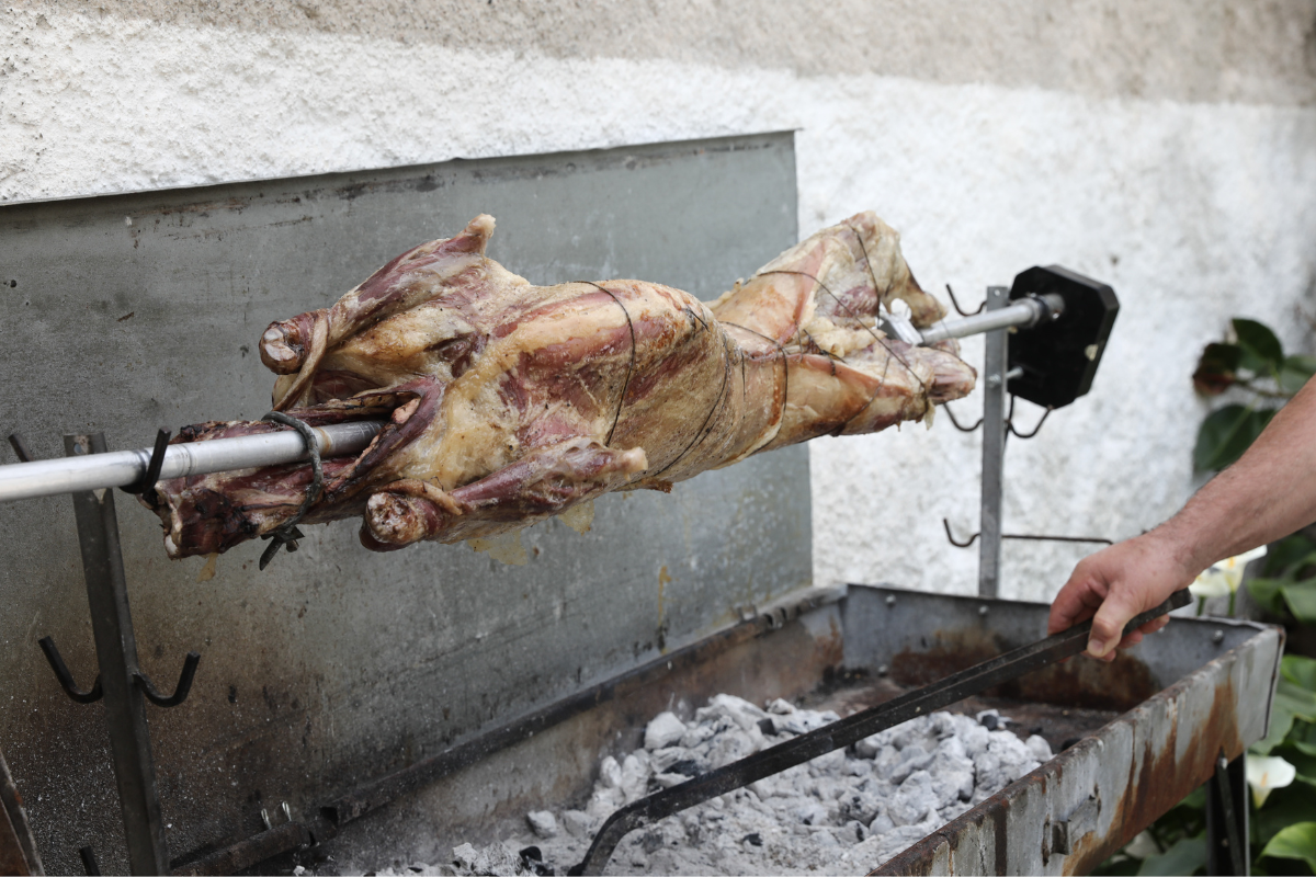 Έξοδα για το πασχαλινό ψήσιμο – Προετοιμασίες για τον οβελία