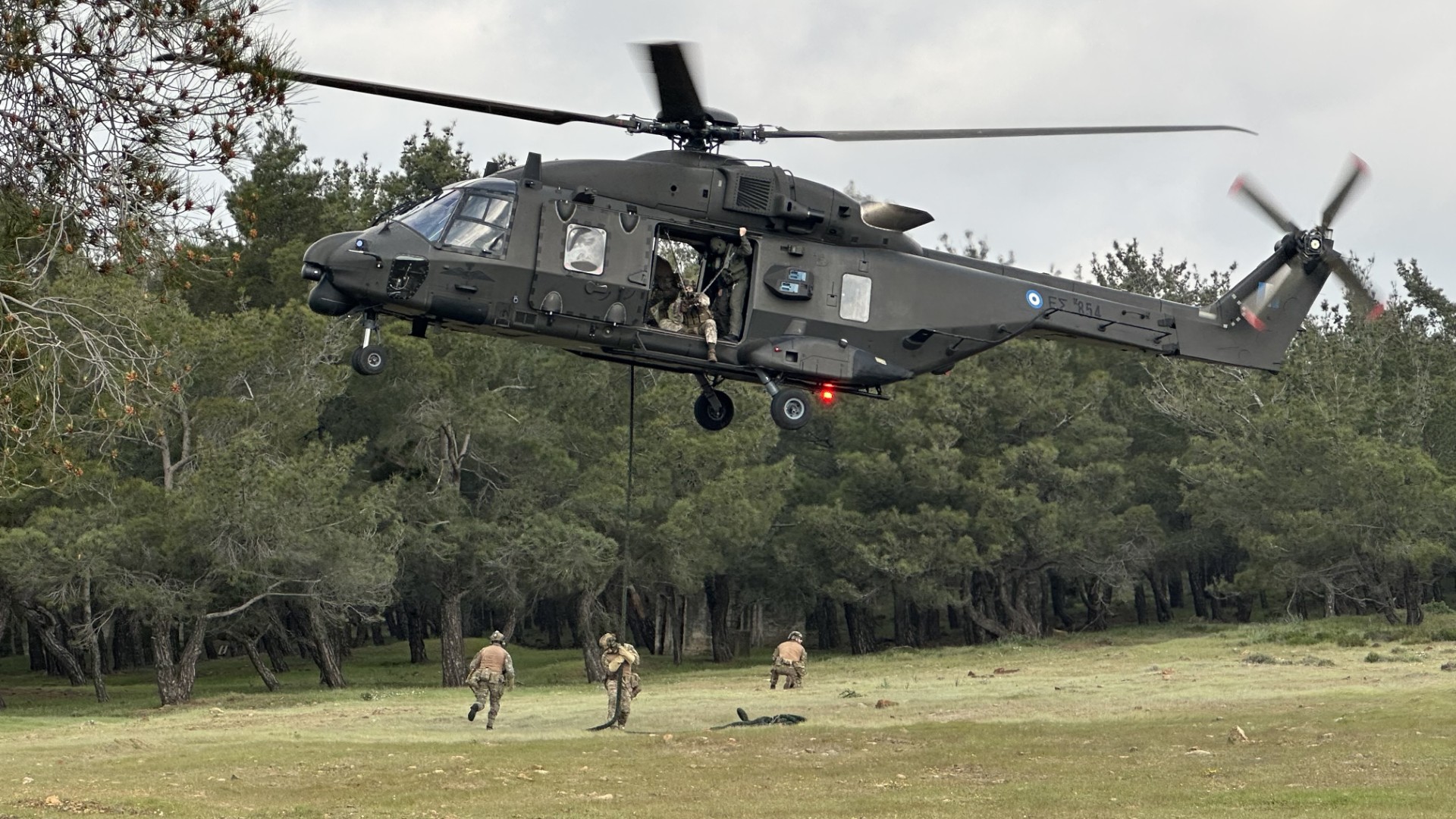 Άσκηση διάσωσης πιλότου από κομάντο με υποστήριξη ελικοπτέρου και μαχητικού