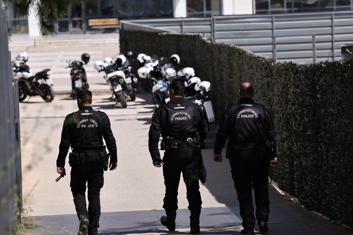 Με καραμπίνα στο δικαστήριο – Ερωτήματα ασφαλείας