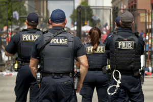 Πάλεψε και αφόπλισε ένοπλο σε σχολείο