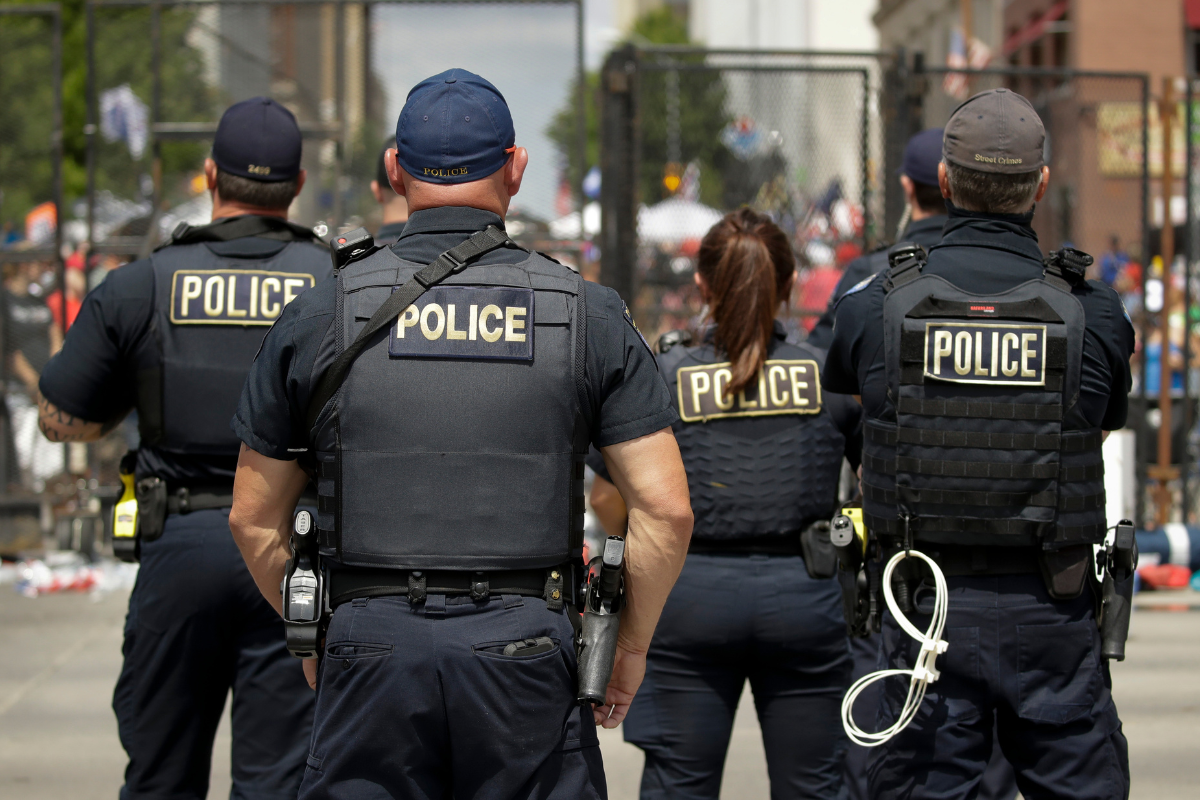 Πάλεψε και αφόπλισε ένοπλο σε σχολείο