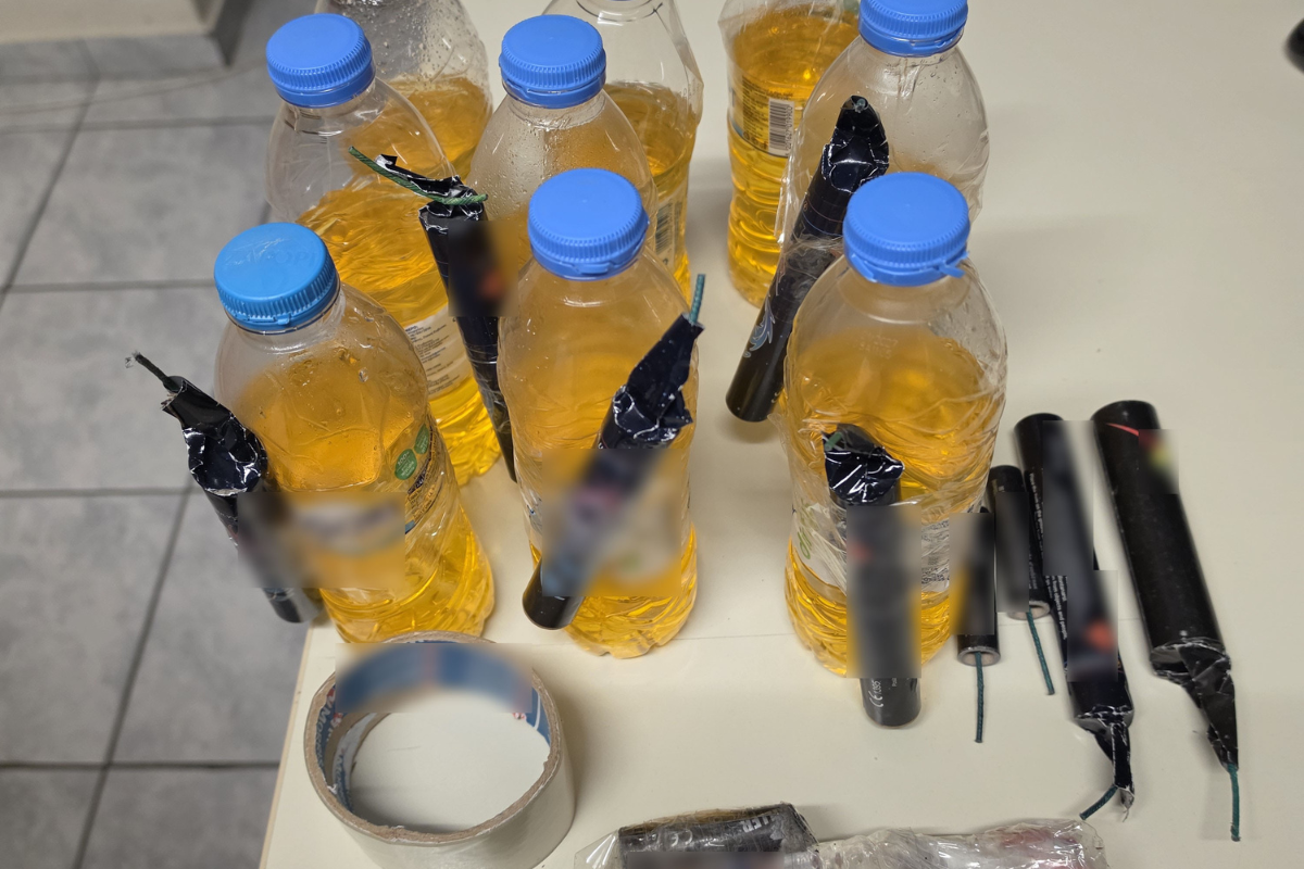 Δεκατέσσερις συλλήψεις για βεγγαλικά και κροτίδες