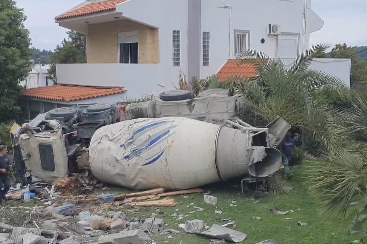 Ανατροπή μπετονιέρας στη Ρόδο