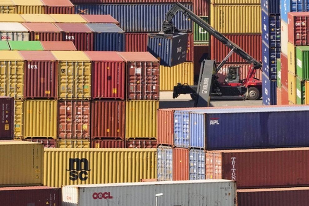 Τρία φορτηγά πλοία μεταφοράς εμπορευματοκιβωτίων δέχθηκαν πυρά στο Στενό του Ορμούζ