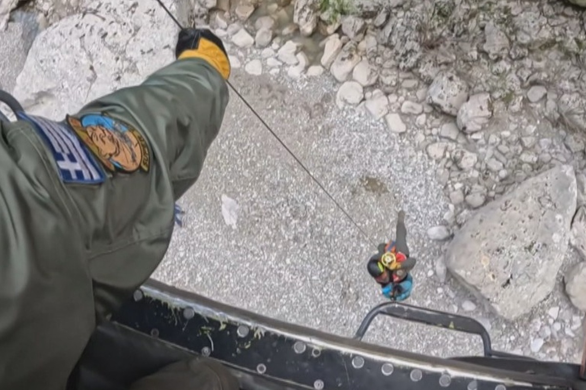 Καρέ – καρέ η διάσωση τουρίστριας