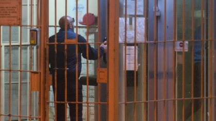 Στη φυλακή ο 22χρονος που έπεισε ηλικιωμένη να… ξεθάψει 100.000 ευρώ από την αυλή της