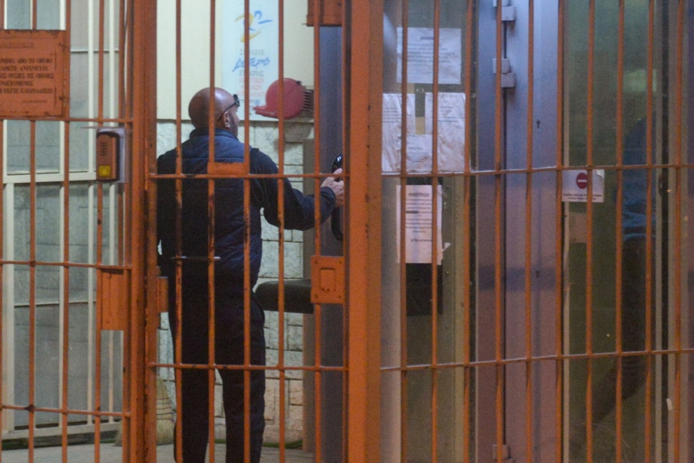 Στη φυλακή ο 22χρονος που έπεισε ηλικιωμένη να… ξεθάψει 100.000 ευρώ από την αυλή της